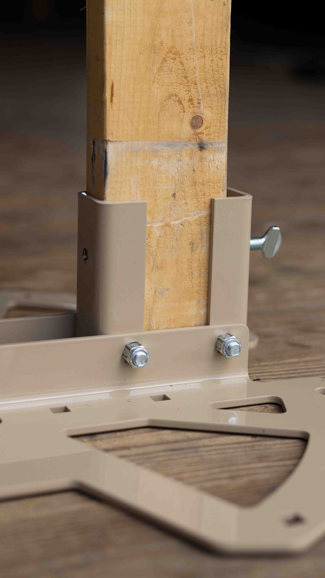 Portable shooting target base, for AR500 and AR550 metal targets