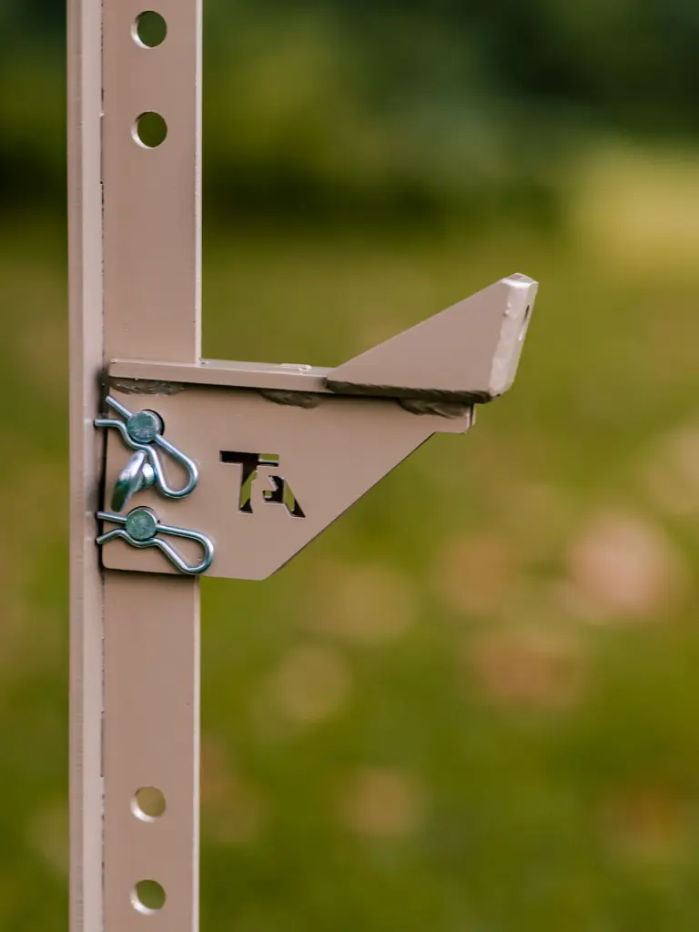FRONT MOUNT T-POST MOUNT 4X3 XLR-16.webp